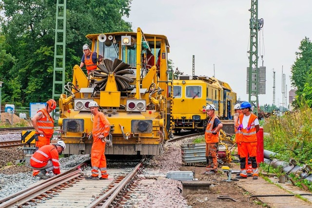 Die Deutsche Bahn saniert derzeit die ...tgart fr Sanierungsarbeiten gesperrt.  | Foto: Andreas Arnold (dpa)