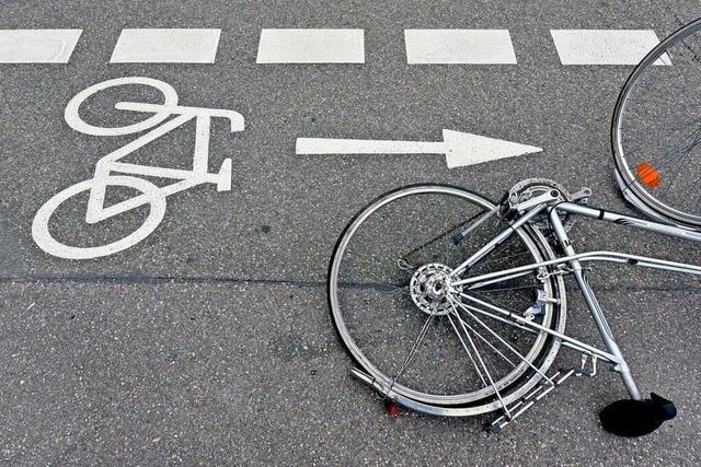 Fahrradfahrerin prallt in Neuried mit Auto zusammen