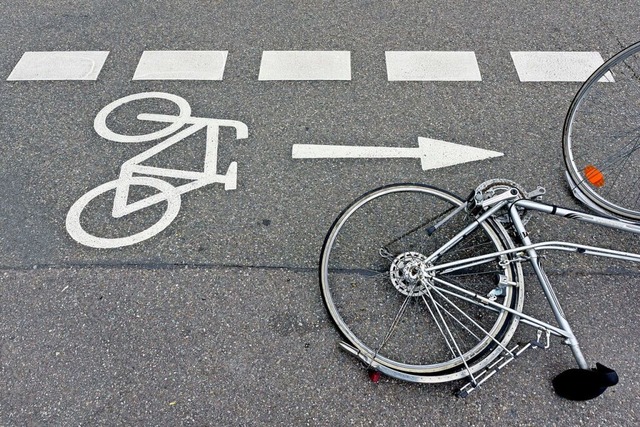 Die Radlerin wollte vom Radweg die Strae berqueren.  | Foto: Thomas Kunz