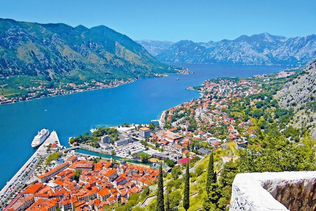 Blick auf die Bucht von Kotor mit male... und umgeben von majesttischen Bergen  | Foto: DER Touristik Deutschland GmbH