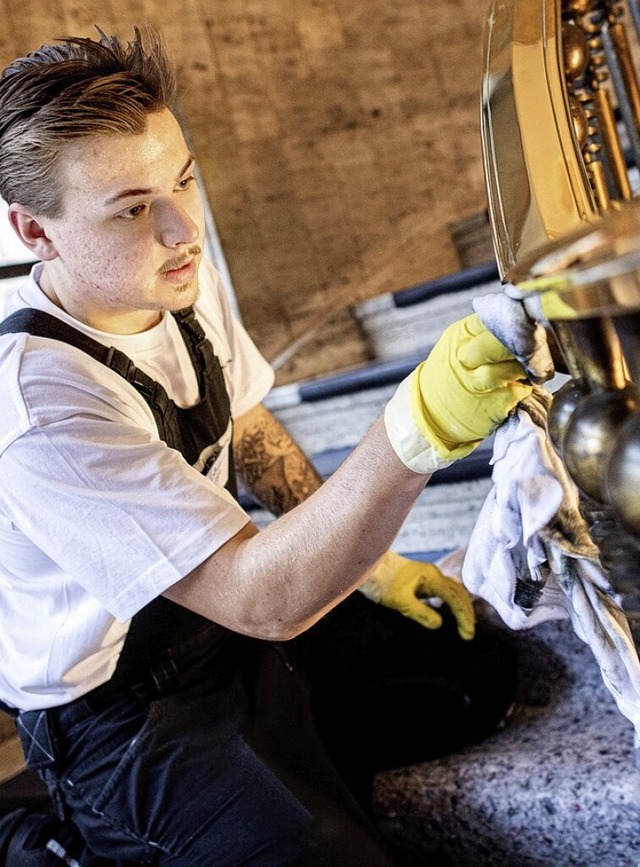 Reinigungskrfte wie dieser Gebudereiniger sollen mehr Lohn verdienen.  | Foto: Hauke-Christian Dittrich