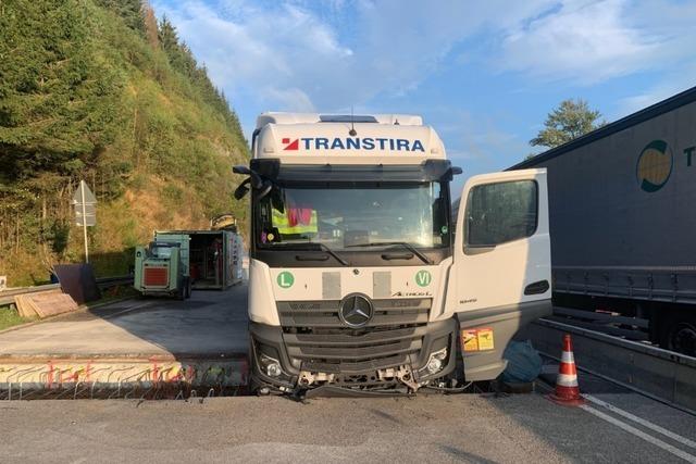 Lkw-Fahrer ignoriert Absperrung und landet in Spalt zwischen B31 und Gutachtalbrcke