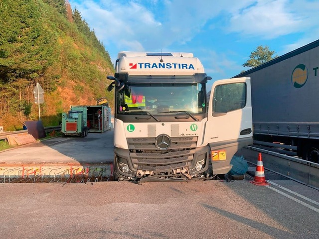 Der Lkw steckte ber Stunden fest.  | Foto: Kamera24