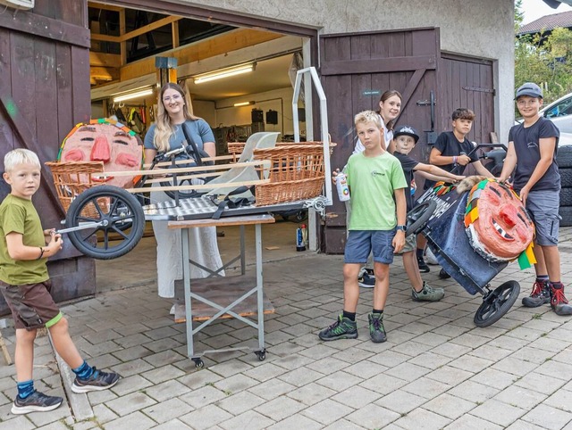 Die jungen Narren der Grafenhausener G...hen sich auf den Bau von Seifenkisten.  | Foto: Wilfried Dieckmann