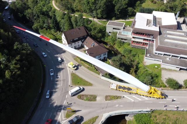 So werden Windrad-Rotorbltter auf den Schauinsland transportiert