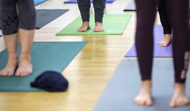 Yoga und Pilates zhlen zu den beliebten Kursen.  | Foto: Sebastian Gollnow (dpa)