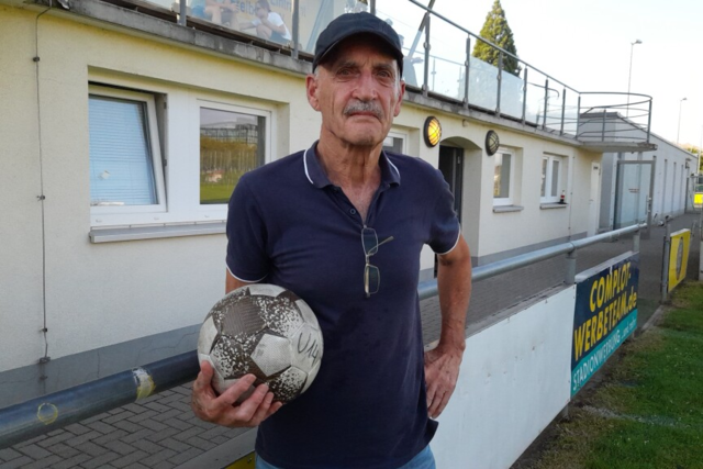 Der Freiburger Gerd Eichin spielt mit 80 Jahren noch Fuball