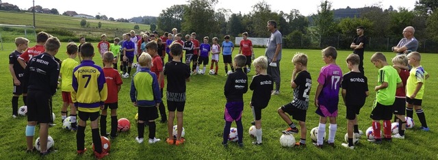 Teambesprechung mit dem Nachwuchskicke...erbeck (Mitte) mit seinem Trainerstab.  | Foto: Hans-Jrgen Sackmann