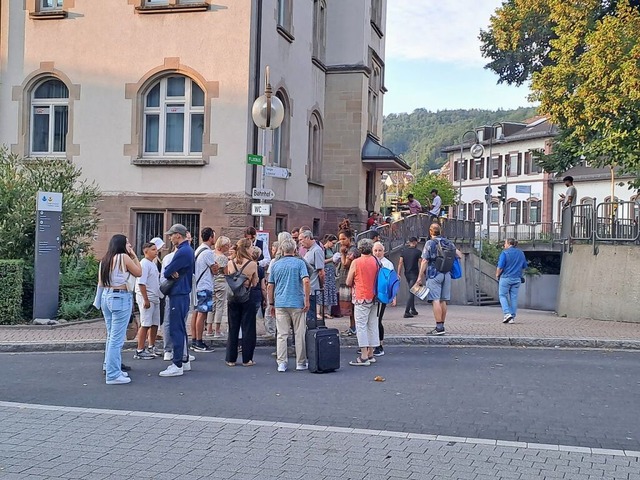 Zahlreiche Pendler warten am Dienstagabend am Bahnhof in Waldshut.  | Foto: Wagner, Hans