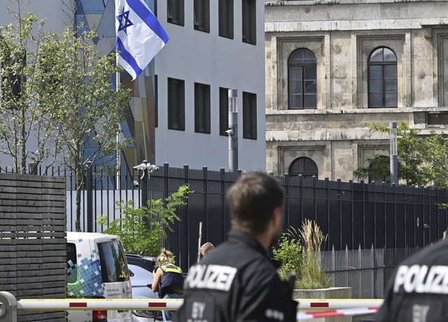 Die Fahne Israels weht vor dem Israeli... der Nhe  wurde der Schtze gestoppt.  | Foto: Peter Kneffel (dpa)