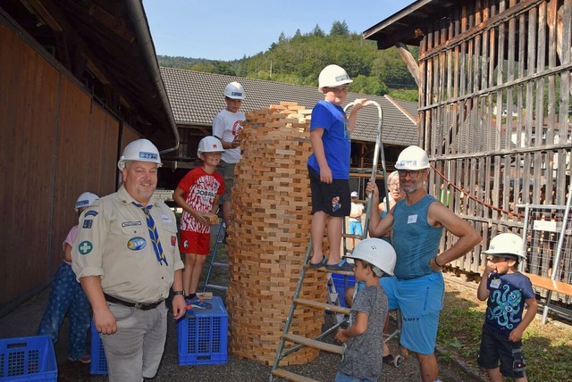 Johannes Wickersheim (links) und Axel ...assistierten den Kindern beim Turmbau.  | Foto: Ulrike Jger