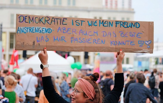 Eine Teilnehmerin einer Demonstration gegen Rechts.  | Foto: Sebastian Willnow (dpa)