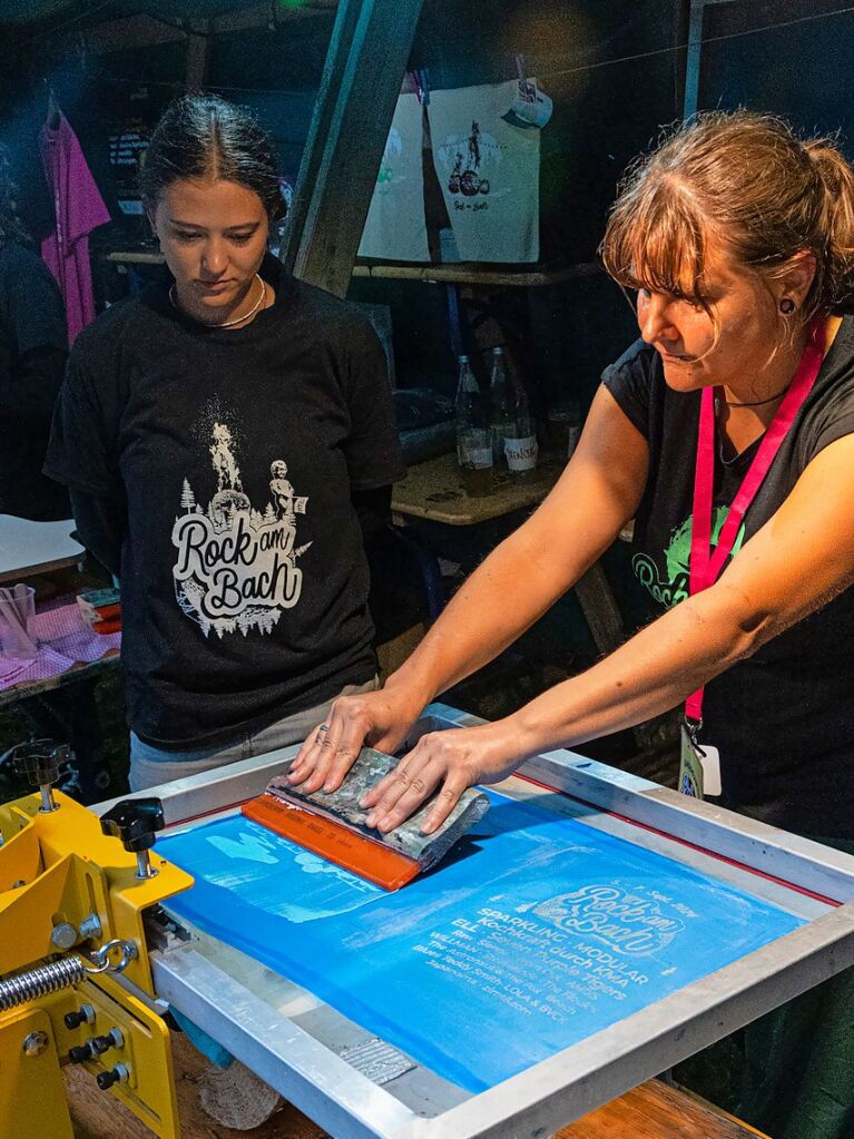 Auf Spendenbasis werden mitgebrachte Shirts mit dem Logo von Rock am Bach bedruckt.