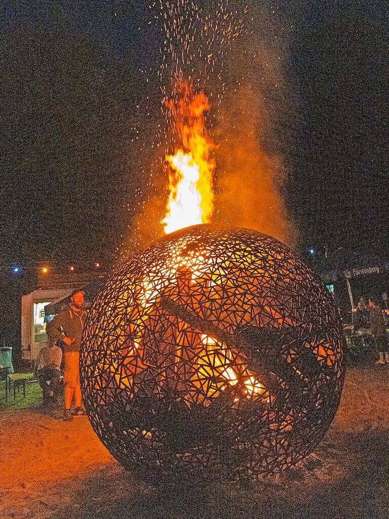 Diese Feuerkugel und andere Kunstwerke aus Eisen erhellten die Nacht.