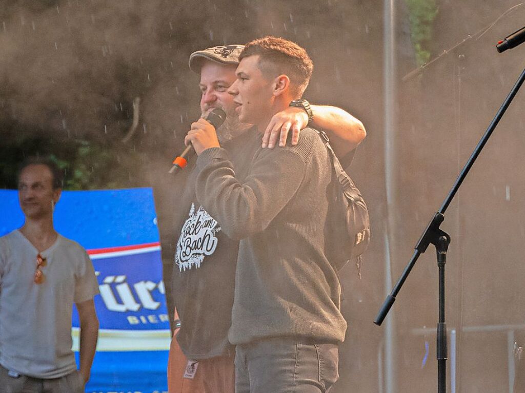 Gute Stimmung trotz Regen bei Rock am Bach in Kirchzarten.