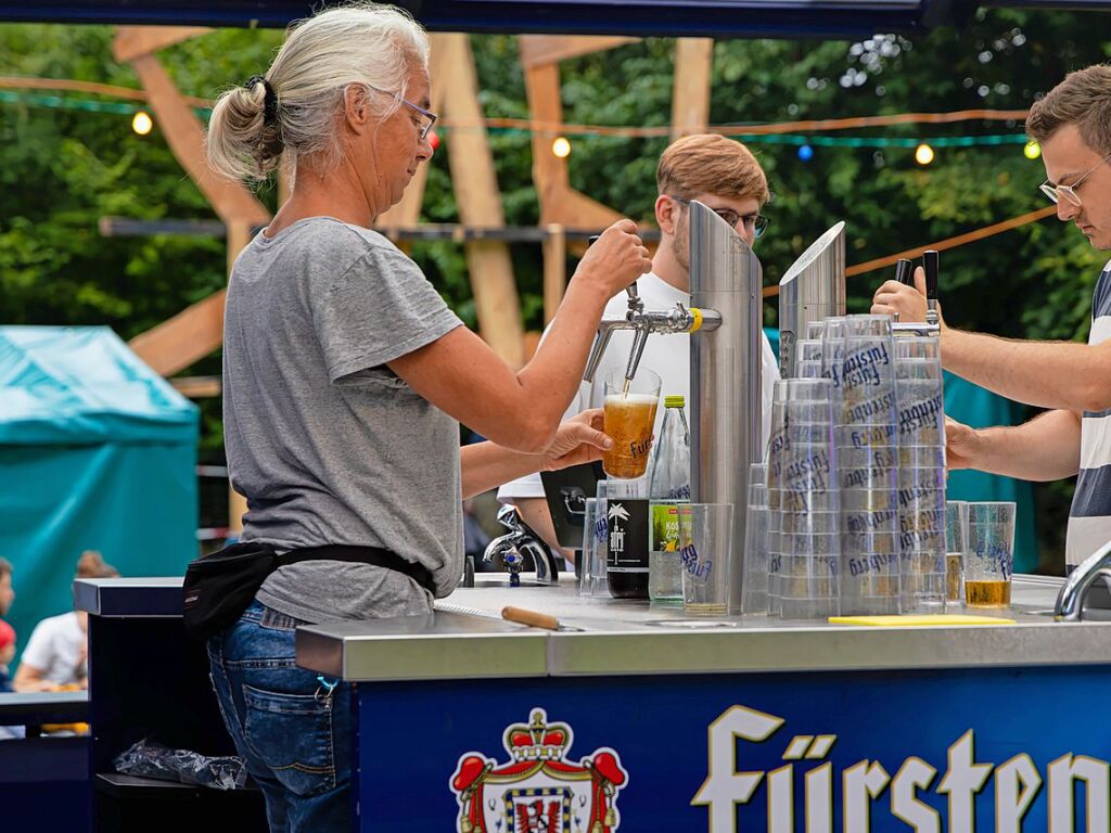 Gute Stimmung trotz Regen bei Rock am Bach in Kirchzarten.