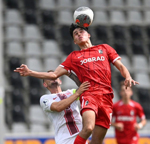 Wrner im Kopfball-Duell in der Regionalliga.  | Foto: Achim Keller