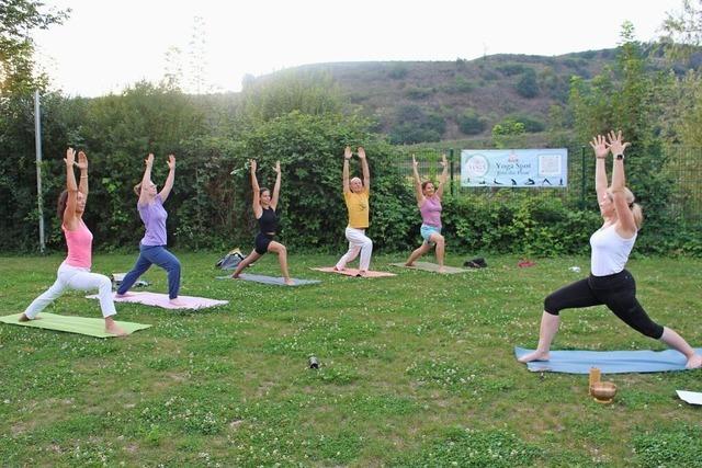 Zwischen Gedanken, Kfern und Entspannung: Benefiz-Yoga im neuen Schwimmbad Oberrotweil