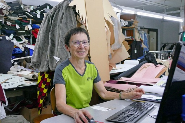 Marita Geiger sorgt fr den perfekten Zuschnitt.  | Foto: Beate Zehnle-Lehmann