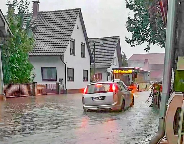 berflutete Strae nach Starkregen am Donnerstagabend in Willsttt  | Foto: Einsatz-Report24