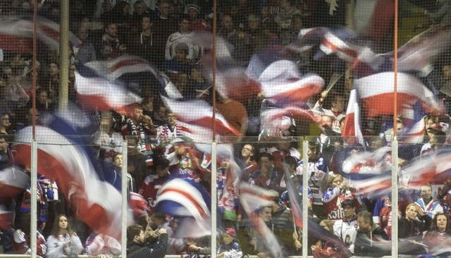 Bunt, stimmungsvoll, originell und fair: EHC-Fans auf ihrer Nordkurve  | Foto: Patrick Seeger