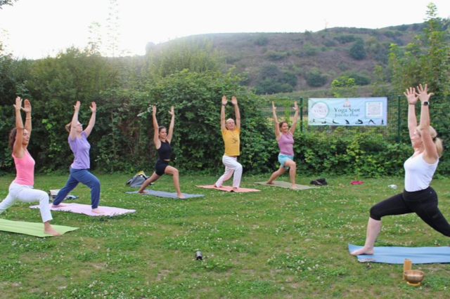 Zwischen Gedanken, Kfern und Entspannung: Benefiz-Yoga im neuen Schwimmbad Oberrotweil