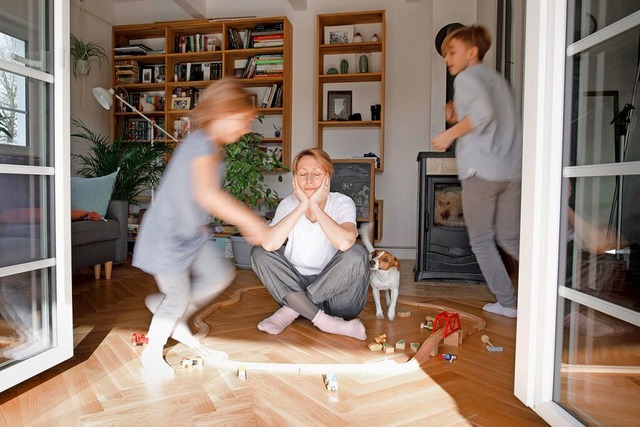 Kita, Kochen, womglich noch Kollegen-...d, knnen Mtter die Notbremse ziehen.  | Foto: Katharina Mikhrin (dpa)