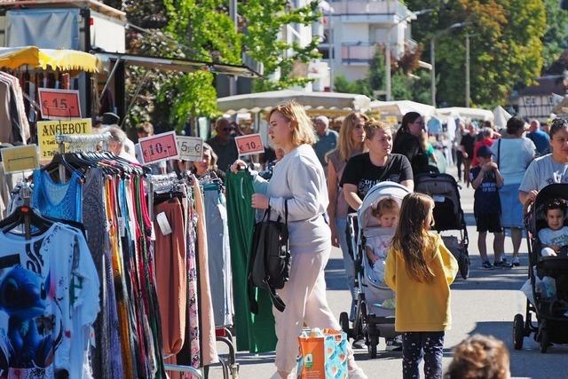 Der Sptjahrmarkt in Weil am Rhein ist eine Hndlermeile mit Anziehungskraft