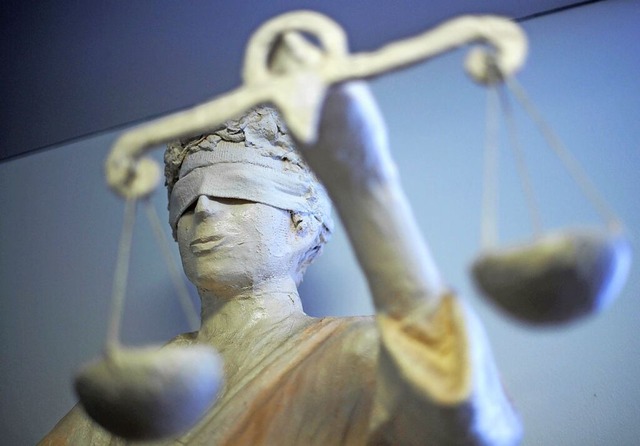 Justitia hat immer hufiger Besuch von jugendlichen Angeklagten.  | Foto: Peter Steffen (dpa)