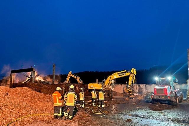 Feuerwehrleute knnen nach nach 18 Stunden Dienst durchschnaufen