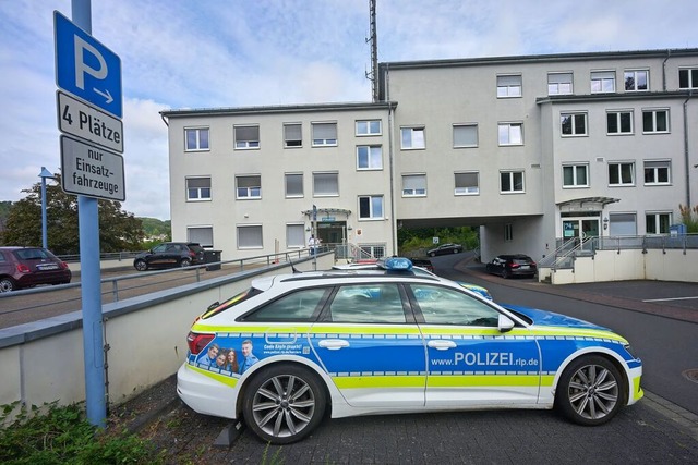 Einsatzfahrzeuge der Polizei stehen na...vor der Polizeiwache in Linz am Rhein.  | Foto: Thomas Frey (dpa)