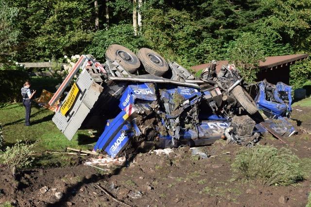 Schwerer Kranwagen berschlgt sich bei St. Mrgen und verfehlt Wohnhaus knapp