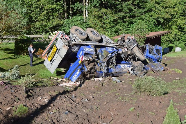 Der Mobilkran wurde schwer beschdigt.  | Foto: kamera24