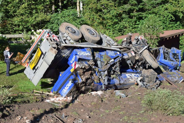 Schwerer Kranwagen berschlgt sich bei St. Mrgen und verfehlt Wohnhaus knapp