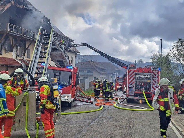 Rund 170 Feuerwehrleute waren beim Brand in Rickenbach im Einsatz.  | Foto: Michael Krug