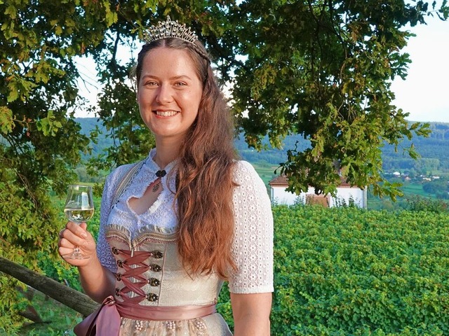 Auf der Haselstaude erzhlt Stefanie Dorner von ihrem Jahr als Weinhoheit.  | Foto: Silvia Schillinger-Teschner