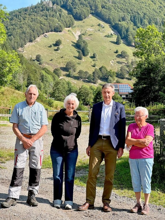 Christoph Hoffmann (Zweiter von rechts) mit Vertretern des Naturpflegevereins  | Foto: Wahlkreisbro Hoffmann