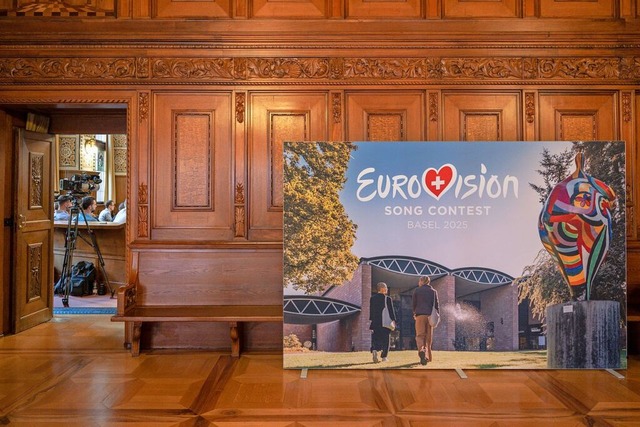 ESC-Werbeplakat im Basler Rathaus  | Foto: Georgios Kefalas (dpa)