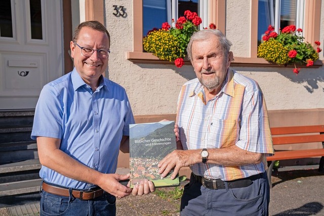 Karl Schweizer (rechts) hat Wissenswer...r Sebastian Rtzer freut sich darber.  | Foto: Gemeinde Gutach