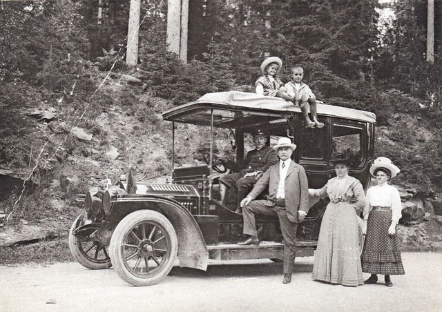 Ein Foto von 1909 zeigt Carl Gentner m...dchen und Chauffeur vor dem Automobil.  | Foto: Archiv Helmut Blank