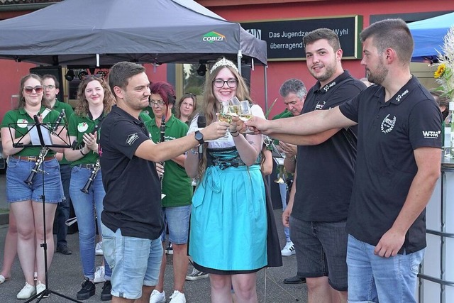 Zusammen mit der Wyhler Weinprinzessin...ete das Vorstandsgremium das Weinfest.  | Foto: Jrgen Schweizer