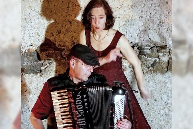 Vera Maier und Thomas Allgeier spielen und singen Tavernenlieder im Thurner Wirtshaus