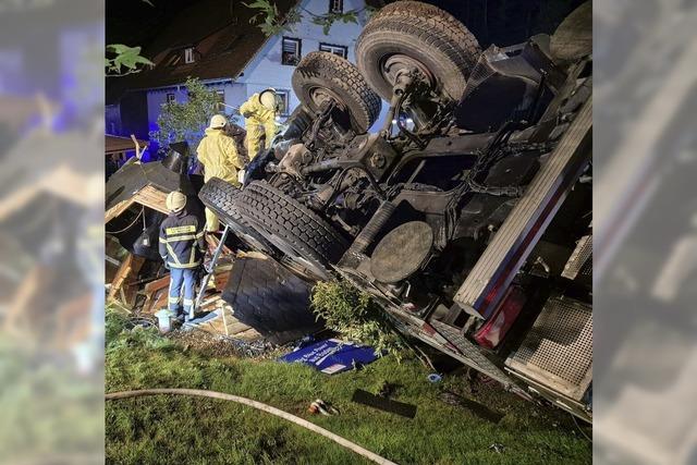 Mobilkran kippt fast in Wohnhaus