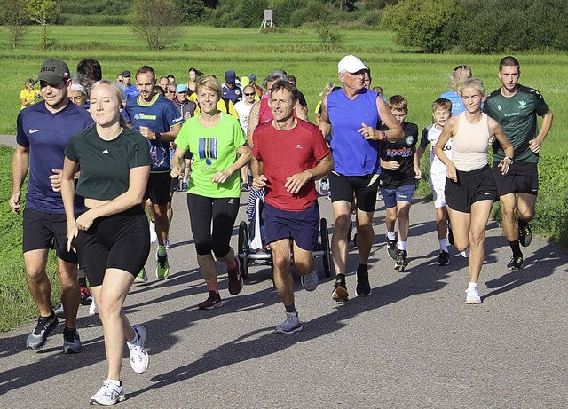 Am Start war die Laufgruppe noch eng beisammen.  | Foto: Reiner Beschorner