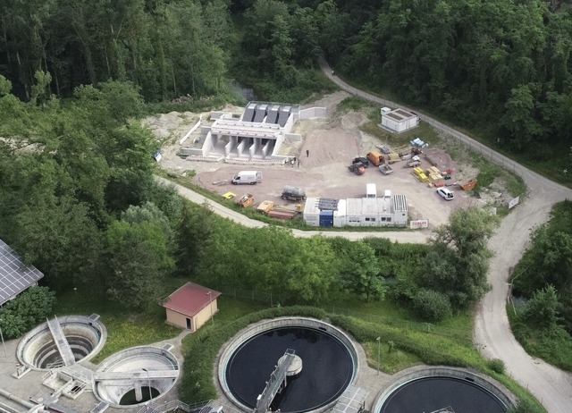 Das neue Pumpwerk an der  Blauwasser i... Bildrand ist die Klranlage zu sehen.  | Foto: Regierungsprsidium Freiburg