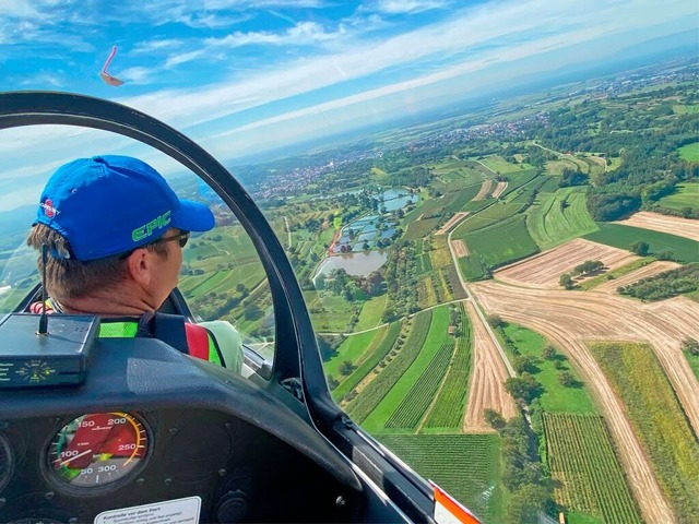 Blick aus dem Segelflugzeug auf die Fischweiher im Filmersbach  | Foto: Bertold Obergfll