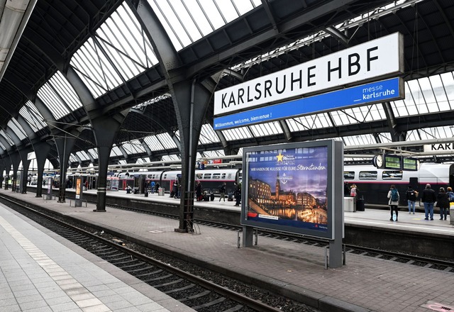 Am Karlsruher Hauptbahnhof kam es am F...d zu einem Messerangriff. (Symbolbild)  | Foto: Uli Deck/dpa