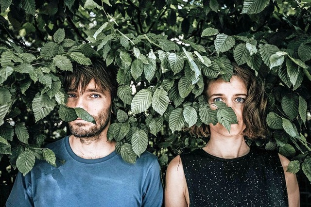 Lucie Mackert und Peter Fischer alias Mackefisch treten im Theatersaal auf.    | Foto: Max Saufler