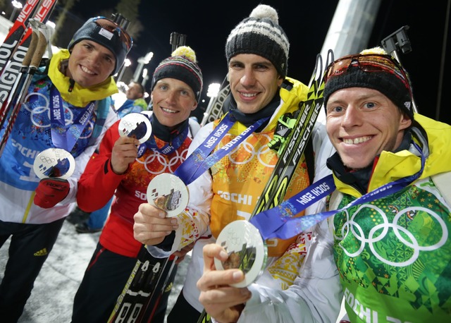 Die deutsche Biathlon-Staffel von Sots...re sp&auml;ter doch noch Olympia-Gold.  | Foto: picture alliance / Kay Nietfeld/dpa