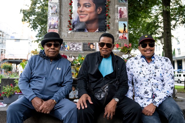 Tito, Jackie und Marlon Jackson haben ...ruder Michael besucht, der 2009 starb.  | Foto: Lennart Preiss/dpa